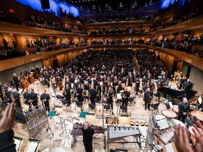 La Filarmónica de Nueva York en su concierto del miércoles, tras la remodelación del David Geffen Hall, con el nuevo auditorio al fondo.