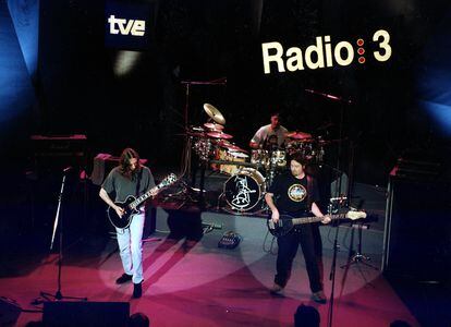 Actuación de Rosendo (primero por la izquierda) en el programa musical 'Los conciertos de Radio 3, en Televisión Española, en una imagen sin fechar.