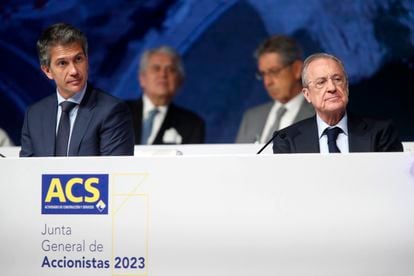 Juan Santamaría, CEO de ACS con el presidente del grupo, Florentino Pérez, durante la junta de accionistas.