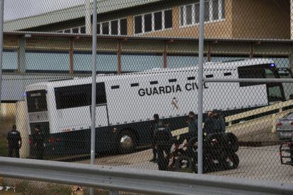 Tras su paso por la cárcel de Alcalá-Meco sobre las cuatro de la tarde, donde han ingresado Dolors Bassa y Carme Forcadell, el furgón de la Guardia Civil ha llegado a Soto del Real.