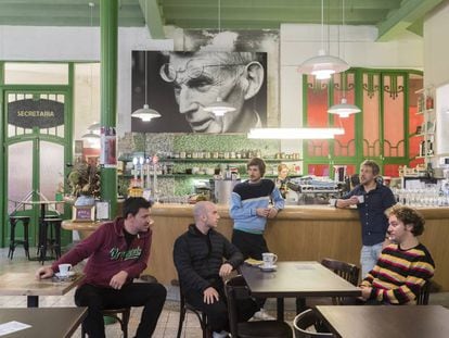 Una imatge del dramaturg presideix el bar de la nova Sala Beckett, on Aitor Galisteo-Rocher (esquerra), Blai Juanet, Nao Albet, Ferran Utzet i Pol López assagen 'Esperant Godot'.