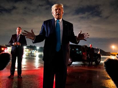 Donald Trump habla con los periodistas tras aterrizar en la base de Andrews (Maryland), el jueves por la noche.