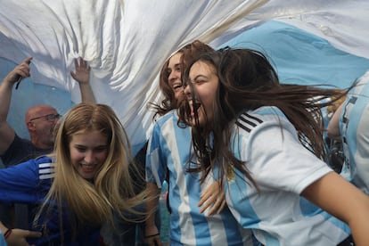 Fanáticos celebran en la antigua casa de la estrella del fútbol, Diego Armando Maradona, en Buenos Aires.