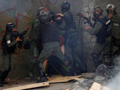 Un manifestante es detenido en una protesta opositora en Caracas.