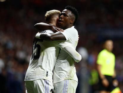 Vinicius Jr. y Fede Valverde celebran el segundo gol del Real Madrid durante el partido contra el Atlético de Madrid este domingo.