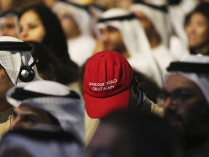 Un hombre con una gorra que imita las de la campaña de Trump, este domingo en Dubái.