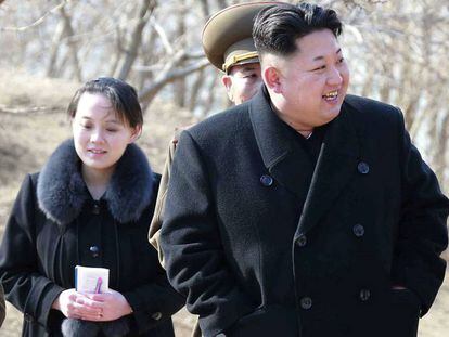 Una foto del l&iacute;der norcoreano Kim Jong Un, junto a su hermana Kim Yo Jong,  en una foto de 2015