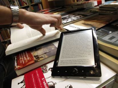 Un libro electr&oacute;nico y otro en papel, en una librer&iacute;a de Madrid.