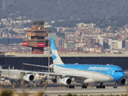 Un A340-313 d&#039;Aerol&iacute;neas Argentinas al Prat.