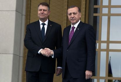 Recep Tayyip Erdogan y, a la derecha, su homólogo rumano Klaus Iohannis, este miércoles en Ankara.