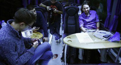 Errejón, pegado al móvil, e Iglesias, en el inicio de campaña de Podemos.