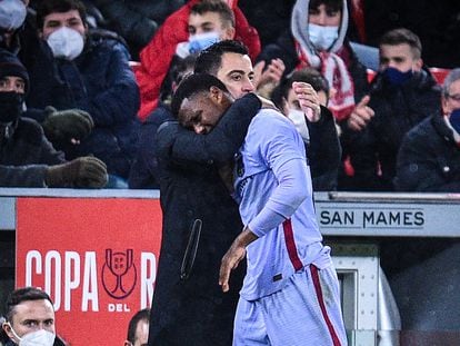 Xavi abraza a Ansu Fati al retirarse lesionado. EFE