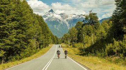 La Carretera Austral se adentra en la Patagonia chilena, con nieves perpetuas. Un recorrido fascinante que ahora se puede realizar sin emitir CO₂.