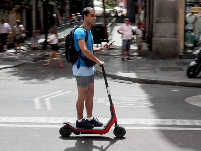 Un usuario de patinetes eléctricos circula por el centro de Madrid.