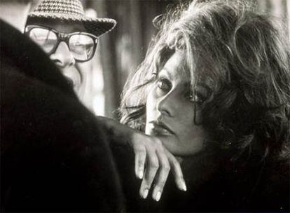 La actriz Sofía Loren y Carlo Ponti en una fotografía tomada por Tazio Secchiaroli en 1966 durante el rodaje de 'Arabesco'.
