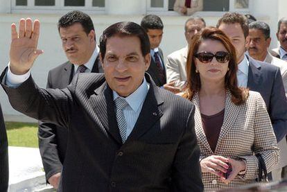 El presidente Ben Alí, junto a su esposa, Leila, el pasado 9 de mayo en Túnez.