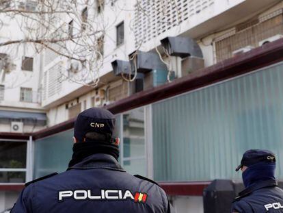 Dos agentes de la policía, en una calle de Valencia. 