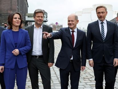 Annalena Baerbock y Robert Habeck, líderes de los Verdes; Olaf Scholz, vicecanciller en funciones, en el centro, y el líder de los liberales, Christian Lindner, en una foto tomada este miércoles en Berlín.