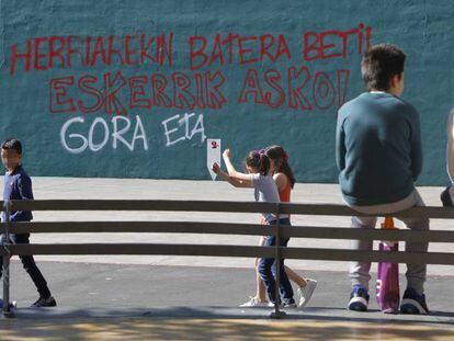 Una pintada con el mensaje &#039;Siempre con el pueblo. Gracias. Gora ETA&#039; en el front&oacute;n de Hernani (Gipuzkoa).