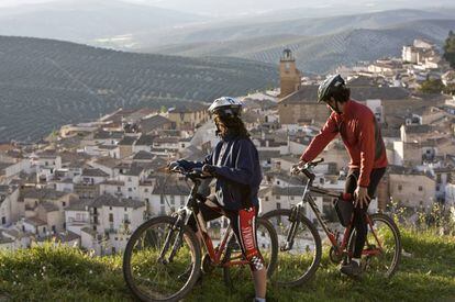 Dos ciclistas contemplando el pueblo de Cazorla, en Jaén.