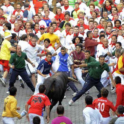 Humberto Zubiría y otros pastores, durante el encierro de ayer en Pamplona.