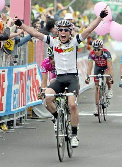 El ganador de la cuarta etapa, Mark Cavendish, celebra la victoria