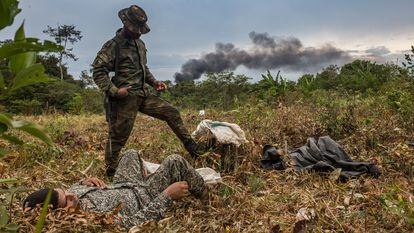Soldados descansan en la selva de Colombia.