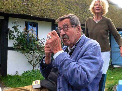 Günter Grass y su esposa, Ute, en la casa que poseen en la isla de Mon, en Dinamarca.