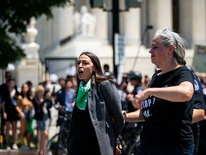 La representante demócrata Alexandra Ocasio-Cortez durante su detención a las afueras de la Suprema Corte, en Washington D.C., el 19 de julio de 2022.