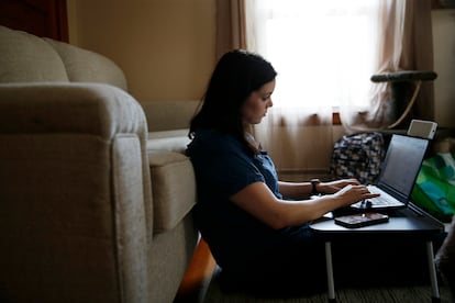 Una mujer que arrastra síntomas de covid persistente trabaja en su salón en Massachusetts (EE UU), el pasado mes de agosto.