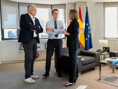Esteban González Pons, Alberto Núñez Feijóo y Cuca Gamarra, el lunes en la sede del PP en Madrid.