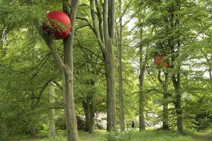 "La naturaleza nunca está terminada”. El idealismo y la determinación de la frase de Robert Smithson, uno de los pioneros del land-art (el movimiento artístico en el que paisaje y obra de arte se fusionan), tiene un correlato divertido y celebratorio en los parques de esculturas. De uno de los más logrados, Wanas (en la foto), al sur de Suecia, dijo Yoko Ono, una de las artistas que tiene obra allí: “Un lugar donde el arte no es arte sino arte”. Es decir, un lugar para el acercamiento sin prisas a la experiencia artística, imbuidos de naturaleza, ya sean bosques o dehesas, con un espíritu de aventura. Estos son 10 ejemplos a explorar.