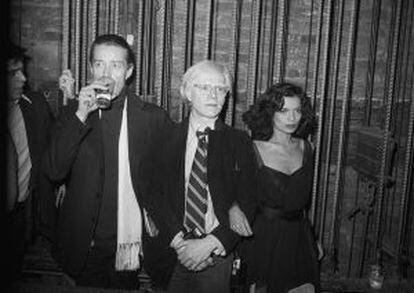 Halston, Andy Warhol y Bianca Jagger en 1977.