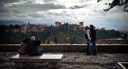 Vecinos y visitantes de Granada, en el mirador de San Nicol&aacute;s, con la Alhambra al fondo.
