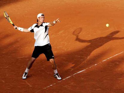 Lleyton Hewitt se prepara para devolver una bola en su encuentro de la tercera ronda frente a Jarkko Nieminen.