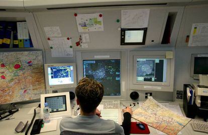 Un controlador a&eacute;reo vigila los vuelos en la sala de control.