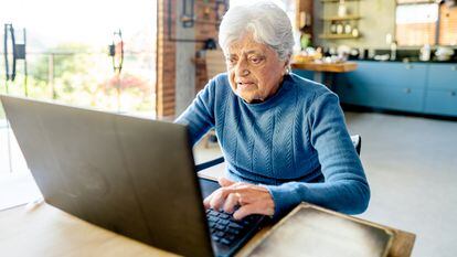 Una mujer mayor trabaja en su computadora en una fotografía ilustrativa.