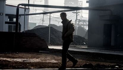 Un trabajador en una central de carbón de China.