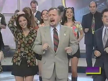 Paco Stanley baila durante uno de los episodios del programa 'Una tras otra'.