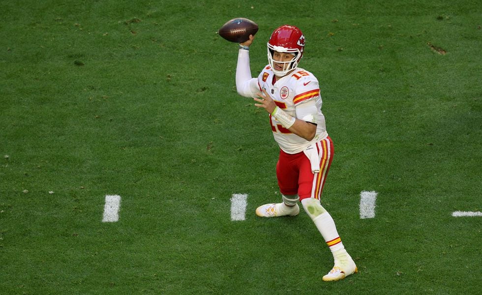 GLENDALE, ARIZONA - FEBRUARY 12: Patrick Mahomes #15 of the Kansas City Chiefs throws a pass against the Philadelphia Eagles during the first quarter in Super Bowl LVII at State Farm Stadium on February 12, 2023 in Glendale, Arizona.   Rob Carr/Getty Images/AFP (Photo by Rob Carr / GETTY IMAGES NORTH AMERICA / Getty Images via AFP)