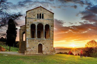 Santa María del Naranco, en la foto, es un extraordinario ejemplo de la arquitectura prerrománica del siglo IX en Asturias. Varias iglesias de la zona se han convertido en patrimonio mundial, entre ellas San Miguel de Lillo (a unos pocos metros de Santa María del Naranco), Santa Cristina de Lena, San Julián de los Prados y la Cámara Santa de la catedral de San Salvador de Oviedo.