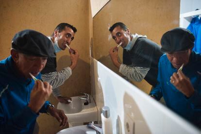 Usuarios lavándose los dientes después de la cena en el Centro nocturno 'Humanos con recursos' para personas sin hogar que atienden más de dos tercios de migrantes en la ciudad de Algeciras.