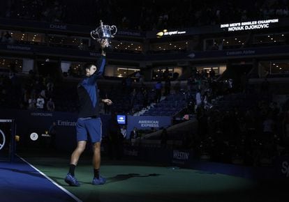 Novak Djokovic celebra con el trofeo del campeonato después de derrotar a Juan Martín del Potro en la final masculina del Abierto de Tenis de Estados Unidos, en Flushing Meadows, Nueva York.