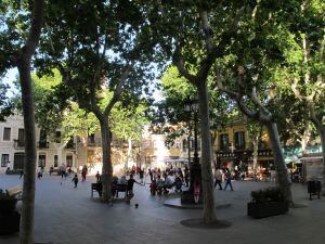 Ambiente de barrio en la plaça de la Concòrdia, en el distrito barcelonés de Les Corts.