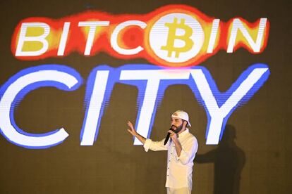 El presidente de El Salvador, Nayib Bukele, dando un discurso en Latin Bitcoin Conference