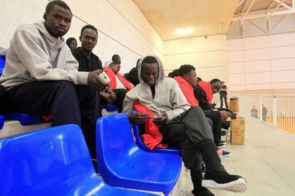 Inmigrantes llegados el pasado fin de semana a Cádiz, este martes en el polideportivo de Tarifa.