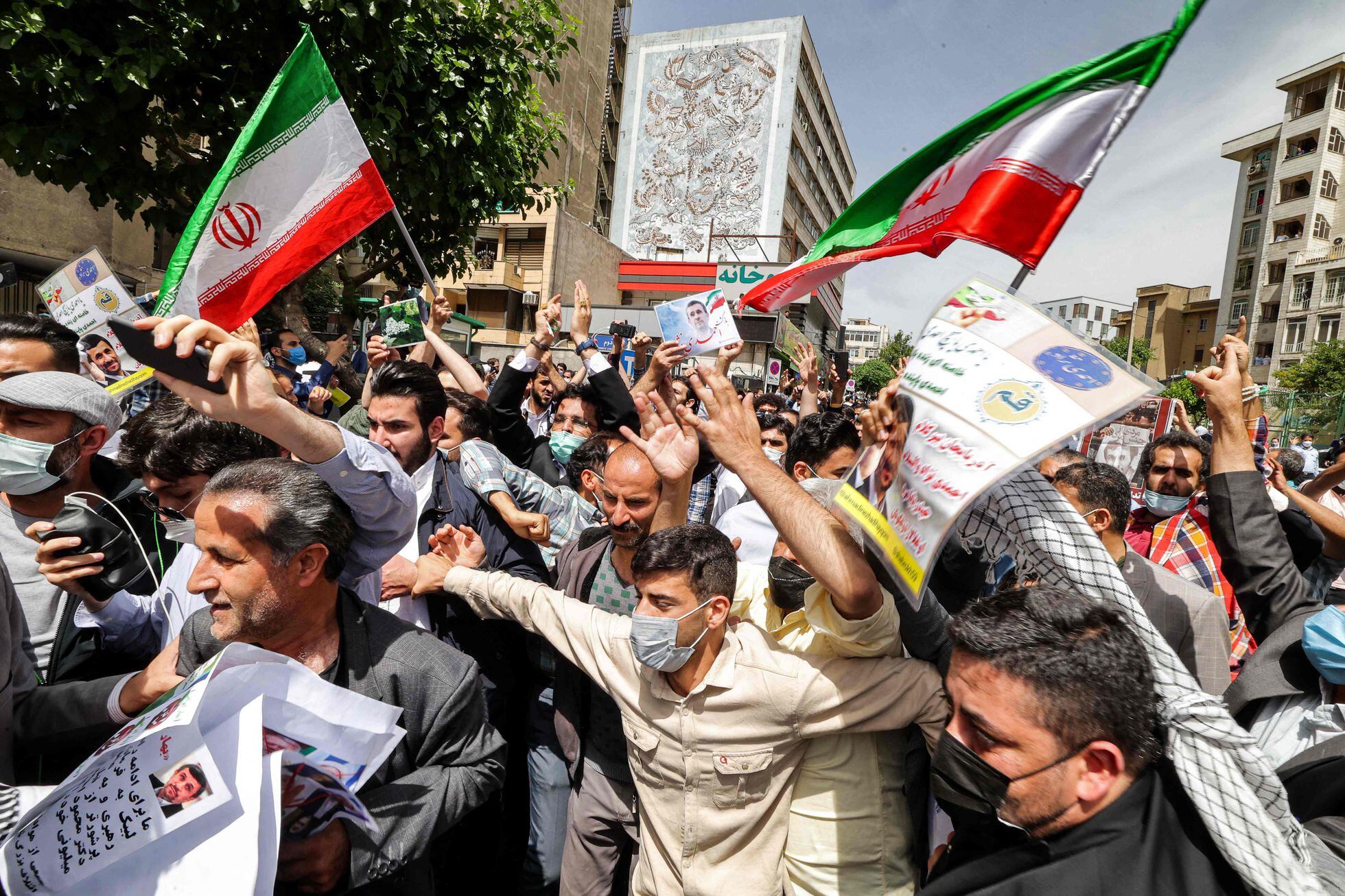 Simpatizantes de Ahmadineyad se reúnen frente a la sede del Ministerio del Interior en la capital, Teherán, este miércoles.
