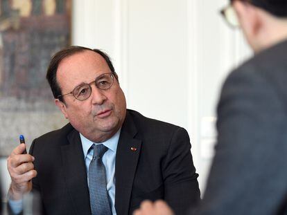 El expresidente francés François Hollande, durante la entrevista en su oficina de París este lunes.