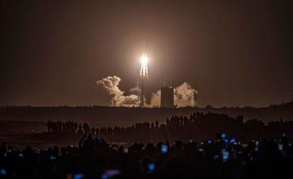 Una multitud observa el lanzamiento de la sonda espacial 'Chang'e-5' en Wenchang (China).