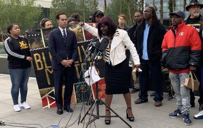 Julián Castro escucha a los familiares de un hombre que murió a tiros de la policía, el martes en Los Ángeles.